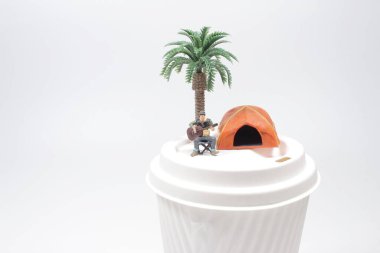 Plaj sandalyesinde mini mutlu, tatil konsepti.