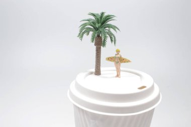 Kağıt bardak kılıfına mayo giymiş mini kız.