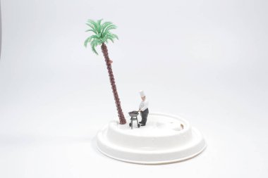 Şef ızgarada orta boy biftek ve sebze pişiriyor.