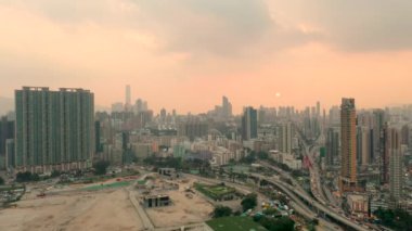 21 10 2019: Kowloon şehrinde günbatımının görüntüsü