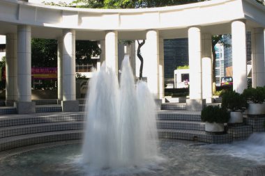 Hong Kong Parkı 'ndaki Fountain Plaza' da gün ışığında 18 Eylül 2004 Peyzaj Meydanı