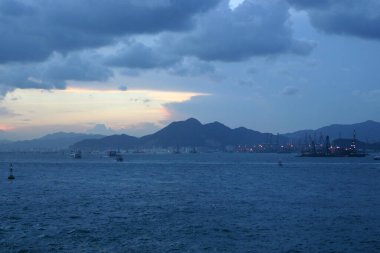 18 Eylül 2004. Hong Kong 'un batısı. Gece vakti. 