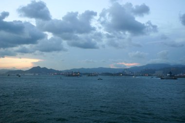 18 Eylül 2004. Hong Kong 'un batısı. Gece vakti. 