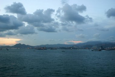 18 Eylül 2004. Hong Kong 'un batısı. Gece vakti. 