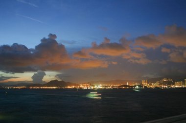 18 Eylül 2004. Hong Kong 'un batısı. Gece vakti. 