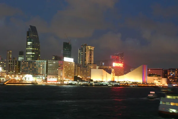 2004 Hong Kong Cultural Centre Med Palmer Och Torn Bakgrunden — Stockfoto