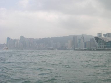 21 Şubat 2004 'te Hong Kong' daki Victoria Limanı ufuk çizgisi
