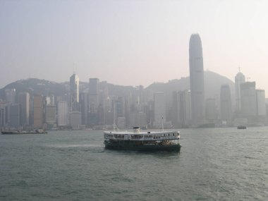 11 Haziran 2004 The Star Ferry Victoria Limanı 'ndan geçiyor..