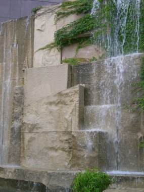 11 Haziran 2004 'te parktaki yapay şelale, Hong Kon