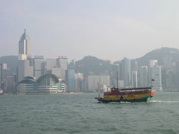 2004年6月11日香港维多利亚港观光船 — 图库照片
