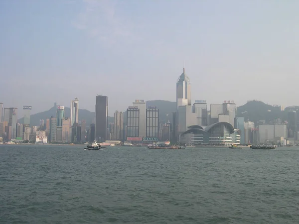 2004年6月11日大気汚染における香港ビクトリア港の眺め — ストック写真