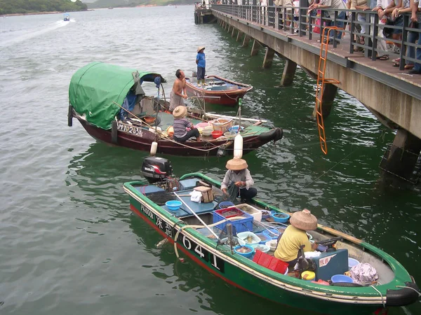 2004年6月22日香港西康新公众码头渔船 — 图库照片