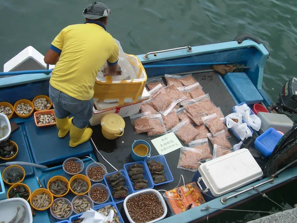 Juni 2004 Hong Kong Sai Kung Offentlig Brygga Fishin Båtar — Stockfoto