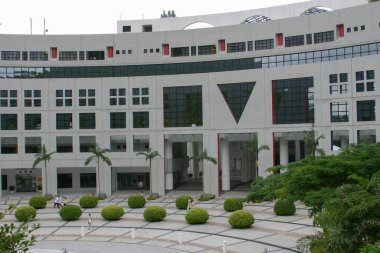 5 Temmuz 2004 Kırmızı Kuş Güneş saati heykeli giriş meydanının ortasında duruyor