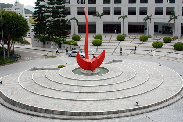 Июля 2004 Red Bird Sundial Sculpture Standing Center Entrance Piazza — стоковое фото