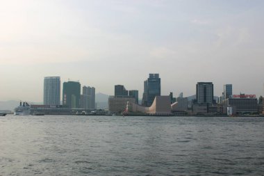 15 Temmuz 2004 'te avuç içi ve kuleleri olan Hong Kong Kültür Merkezi 