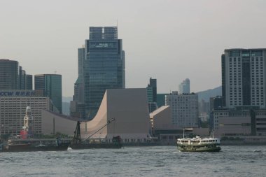 15 Temmuz 2004 'te avuç içi ve kuleleri olan Hong Kong Kültür Merkezi 