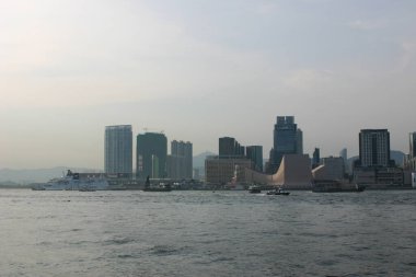 15 Temmuz 2004 'te avuç içi ve kuleleri olan Hong Kong Kültür Merkezi