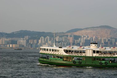 15 Temmuz 2004, Victoria Limanı 'ndan Star Feribotu geçiyor..