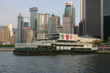 15 Temmuz 2004 Hong Kong Star Feribotu Wan Chai iskelesine yanaşıyor.