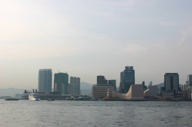 15 Temmuz 2004 'te avuç içi ve kuleleri olan Hong Kong Kültür Merkezi 