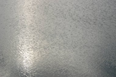 Doymuş şeffaf berrak durgun su yüzey dokusunun kapanışı