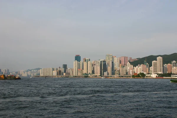 2004年7月15日香港ビクトリア港の東のスカイライン — ストック写真