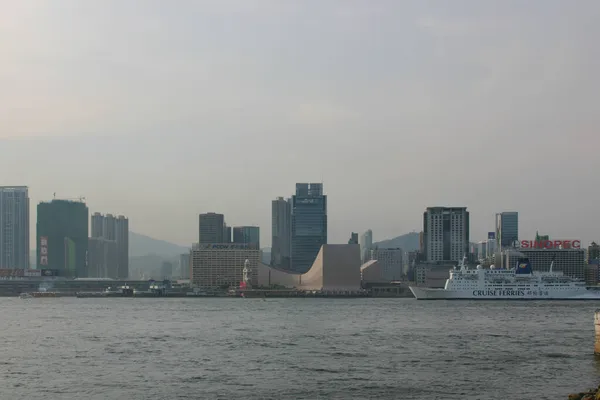 2004年7月15日设有棕榈塔的香港文化中心 — 图库照片