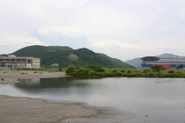 Rai 'den sonra şantiyedeki durgun su.