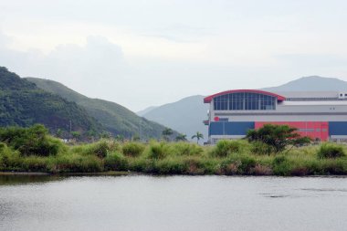 Rai 'den sonra şantiyedeki durgun su.