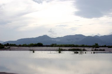 Rai 'den sonra şantiyedeki durgun su.
