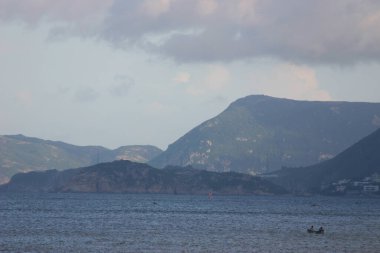 deniz manzarası ile bulutlu gün güzel yeşil ada