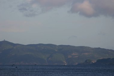 deniz manzarası ile bulutlu gün güzel yeşil ada