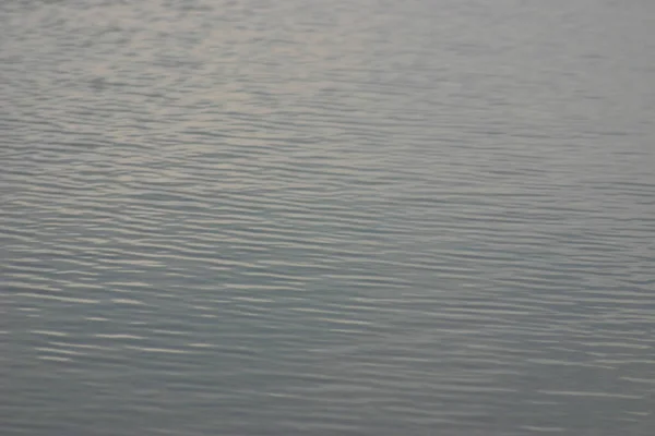 Primer Plano Textura Transparente Desaturada Superficie Del Agua Calma — Foto de Stock