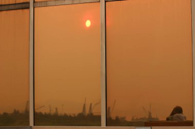 Dışarıdaki Cam Pencerede Görüntünün 8 Ağustos 2004 Yansıması