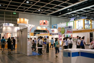 20 Ağustos 2004 Elektronik fuarındaki organizatör kız, HK