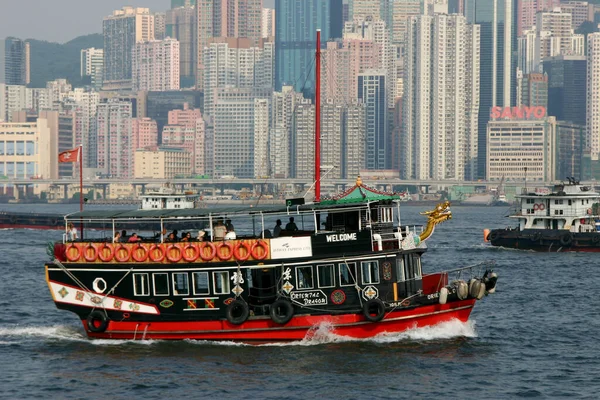 在香港维多利亚港的观光船 — 图库照片