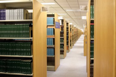 Kütüphane, Kütüphane 'de birçok raf ve kitapla birlikte 14 Kasım 2004