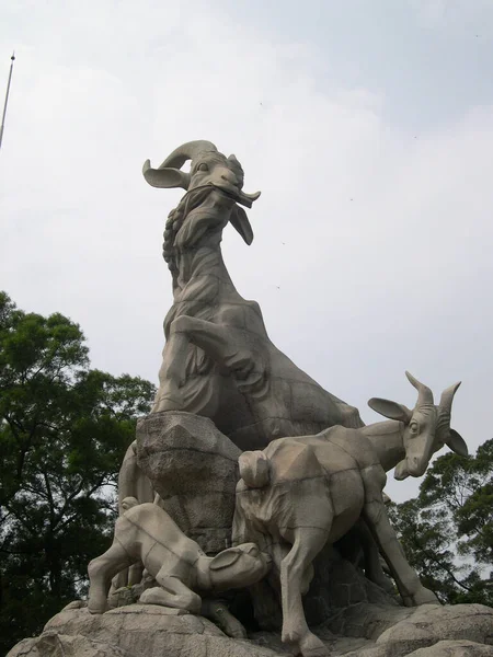 2004年10月2日中国广州越秀公园五座山羊雕像 — 图库照片
