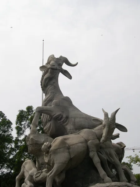 2004年10月2日中国广州越秀公园五座山羊雕像 — 图库照片