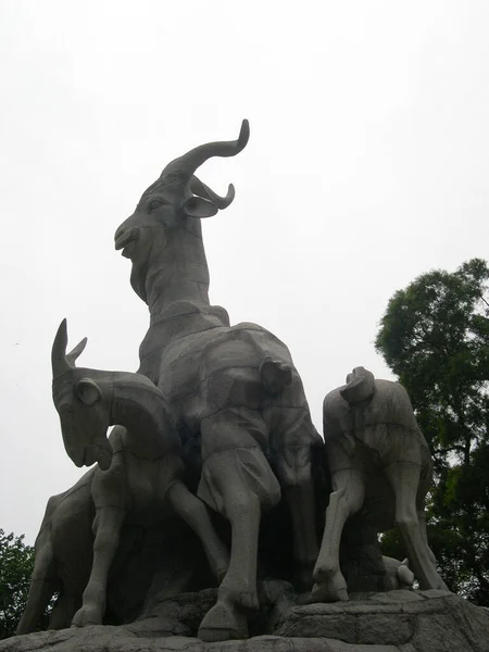 Oct 2004 Statue Cinq Chèvres Dans Parc Yuexiu Guangzhou Chine — Photo