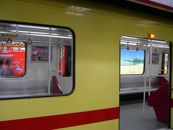 2004 차이나 광저우 지하철 — 스톡 사진
