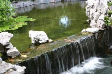 Parktaki yapay şelale, Hong Kong.