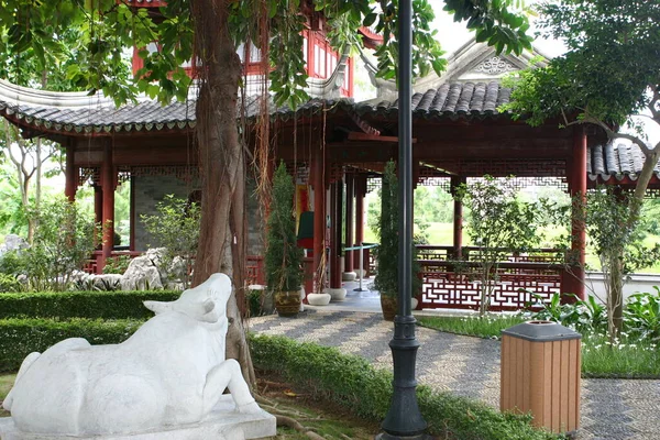 A香港中国式公园的黄道带雕像 — 图库照片