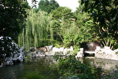 29 Haziran 2004 'te Kowloon Duvarlı Şehir Parkı Hong Kong' daki gölet