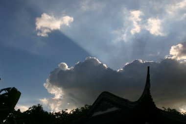 Çin tapınakları, eski binaların köşeleri.