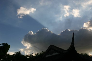 Çin tapınakları, eski binaların köşeleri.