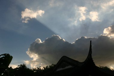 Çin tapınakları, eski binaların köşeleri.