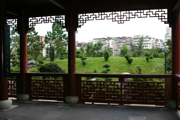 禅园上的中国门廊 高楼大厦高耸着城墙 — 图库照片
