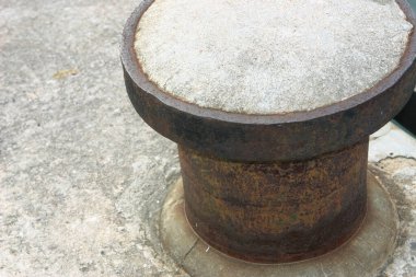 Gemi halatlarıyla Rusty Mooring Bollard